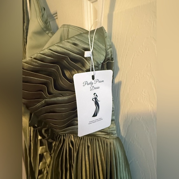Green Formal Dress - Picture 3 of 3